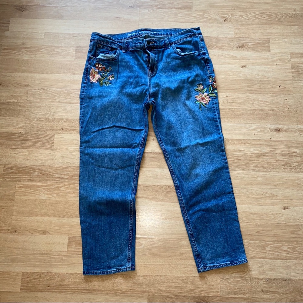 Boyfriend jeans with embroidered flowers